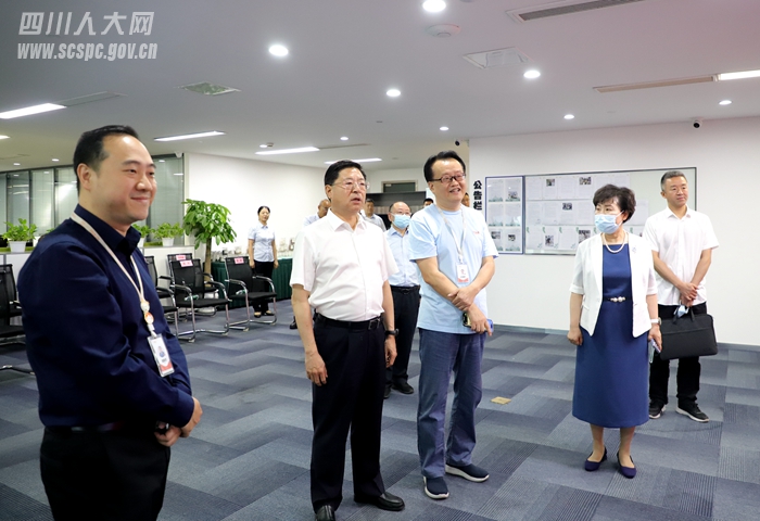 省人大常委会党组成员、副主任何礼带队前往荃豆数字科技有限公司开展实地调研